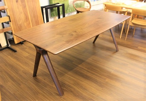 ダイニングテーブル RADIUS 起立木工 ｜ 大阪茨木で家具ならカリモク 